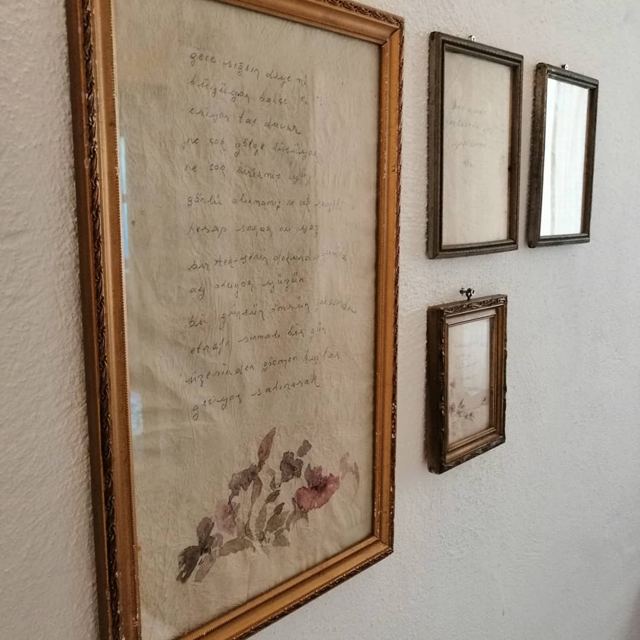 Κορνιζαρισμένα ποιήματα στον τοίχο