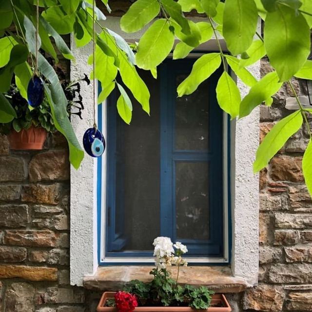 Γαλάζιο παράθυρο με χάντρες ματιού